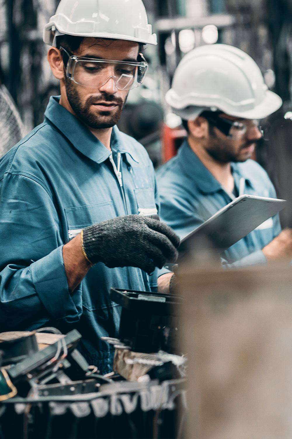 Industriemitarbeiter im Fertigungsprozess mit Tablet